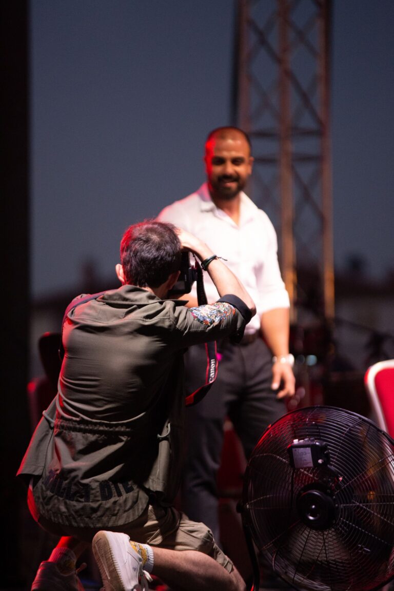 Fotógrafo retratando a un artista en el escenario
