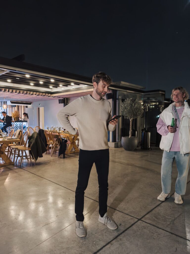Dos amigos en un bar de azotea de noche