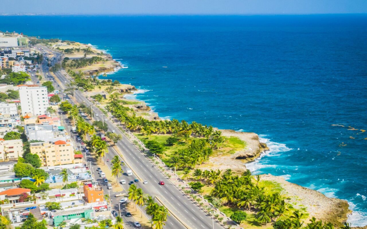 Vista aérea de la avenida costera y el mar