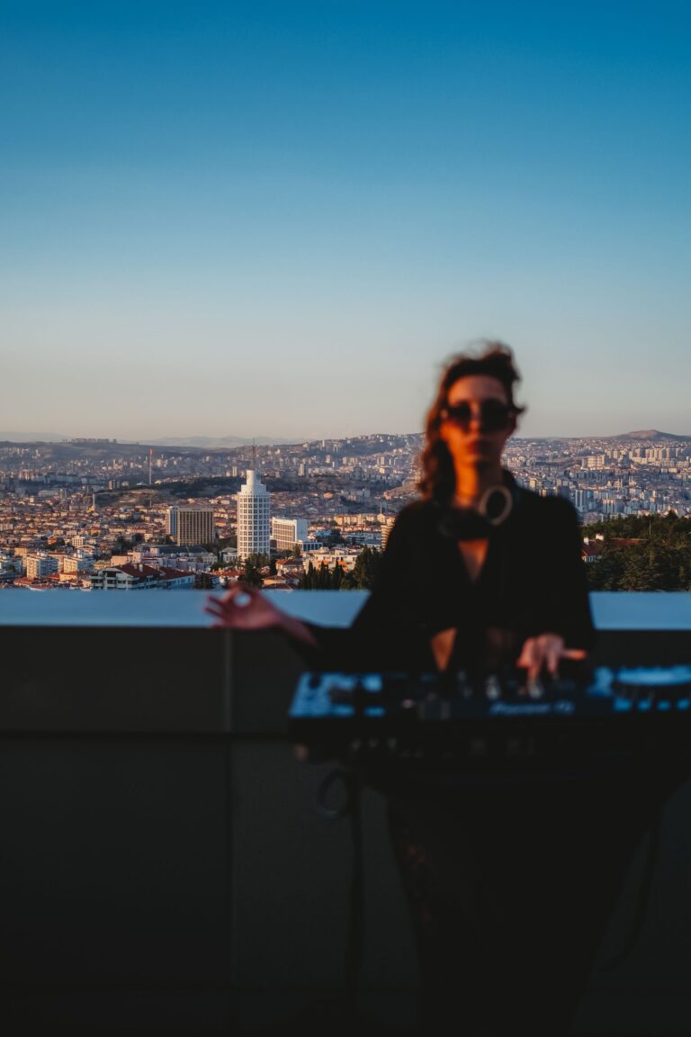 DJ tocando en una azotea al atardecer