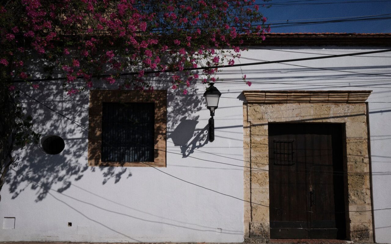 Fachada colonial con buganvilias