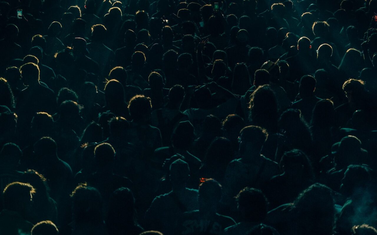 Multitud en un concierto nocturno
