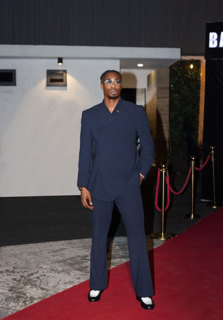 Invitado con traje azul en un evento nocturno