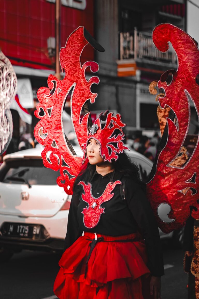 Traje rojo de carnaval en la calle
