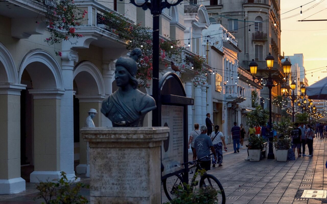 Calle de la Zona Colonial al anochecer