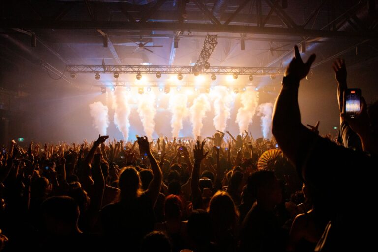Público de concierto bajo luces de colores