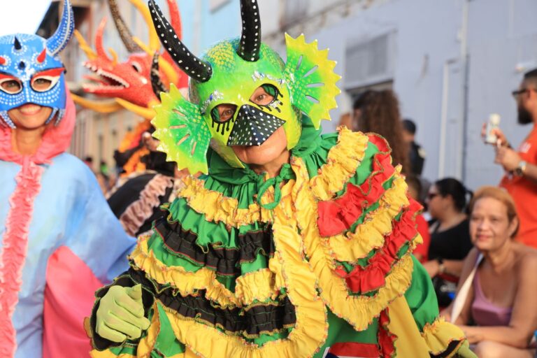 Desfile de carnaval con trajes y máscaras