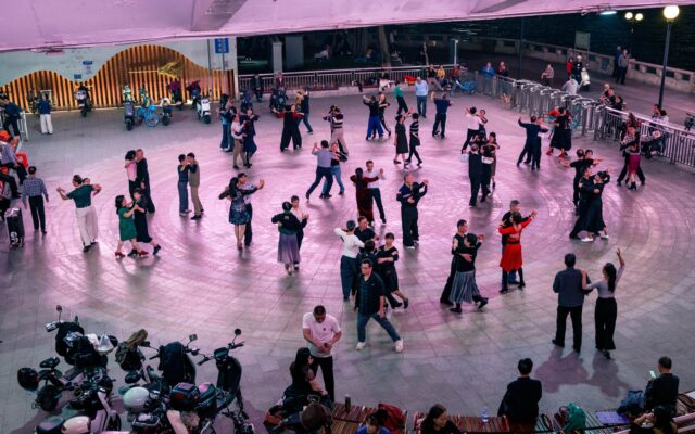 Video: el baile improvisado que paralizó la plaza