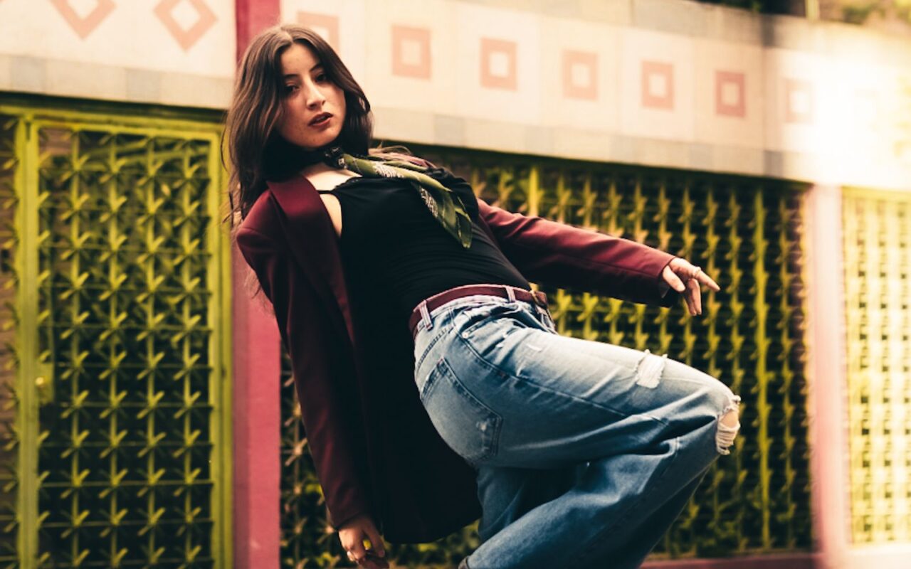 Chaqueta roja con jeans