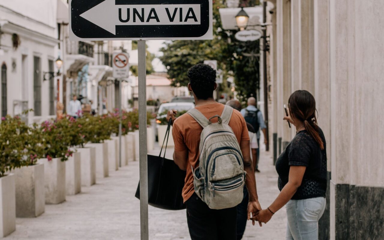 Pareja caminando por una calle colonial