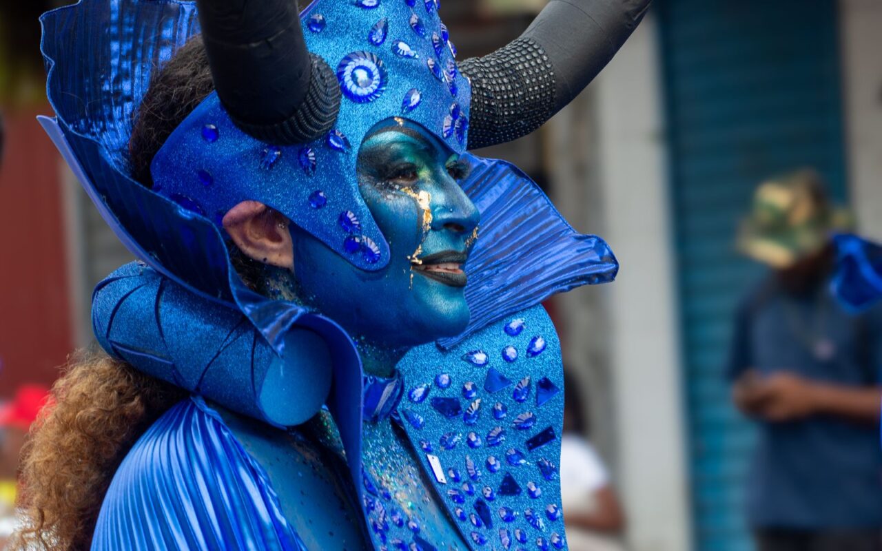 Disfraz azul con cuernos en el desfile