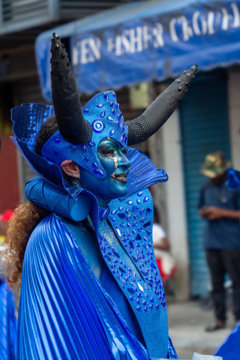Disfraz azul con cuernos en el desfile