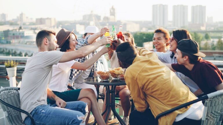 Amigos brindando en una azotea al atardecer