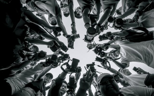 Influencers vs. periodistas: ¿quién debe estar en primera fila?