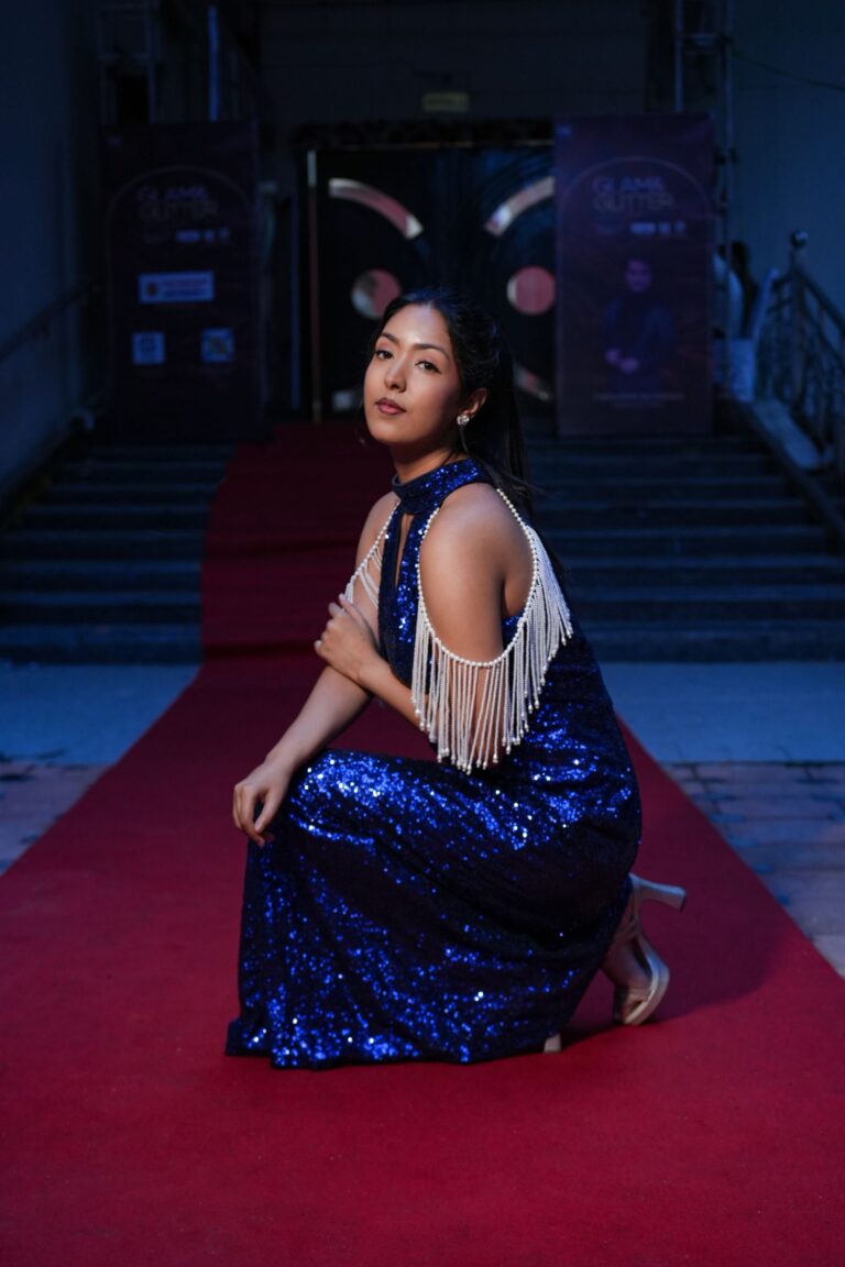 Mujer con vestido azul de lentejuelas en la alfombra roja