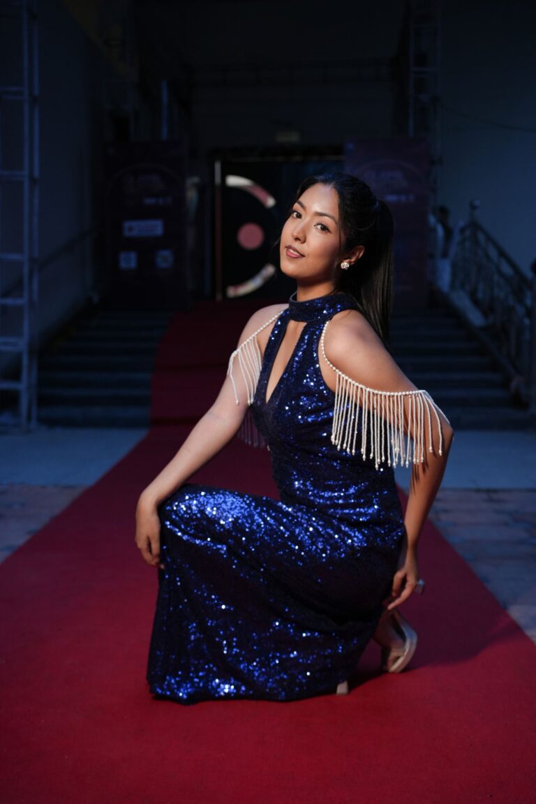 Vestido azul brillante en la alfombra roja