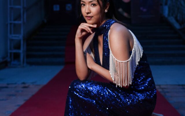 Azul lentejuela: el look que se robó la noche