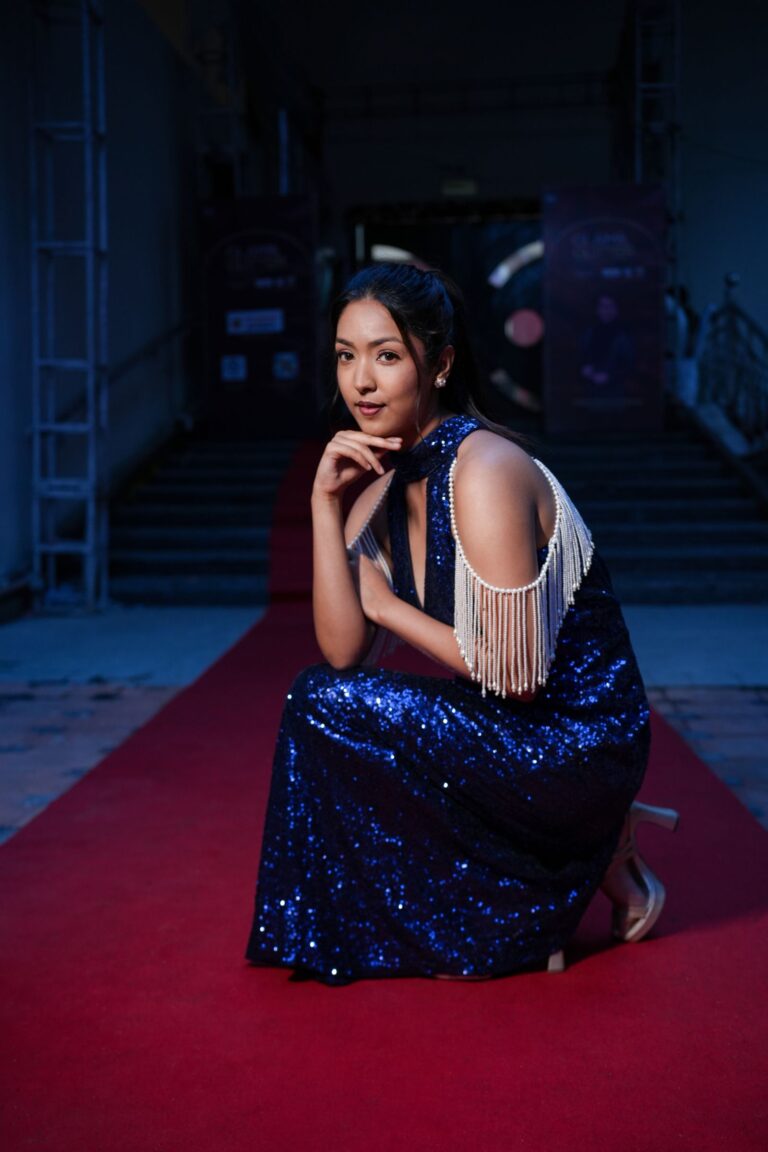 Vestido de gala azul con destellos