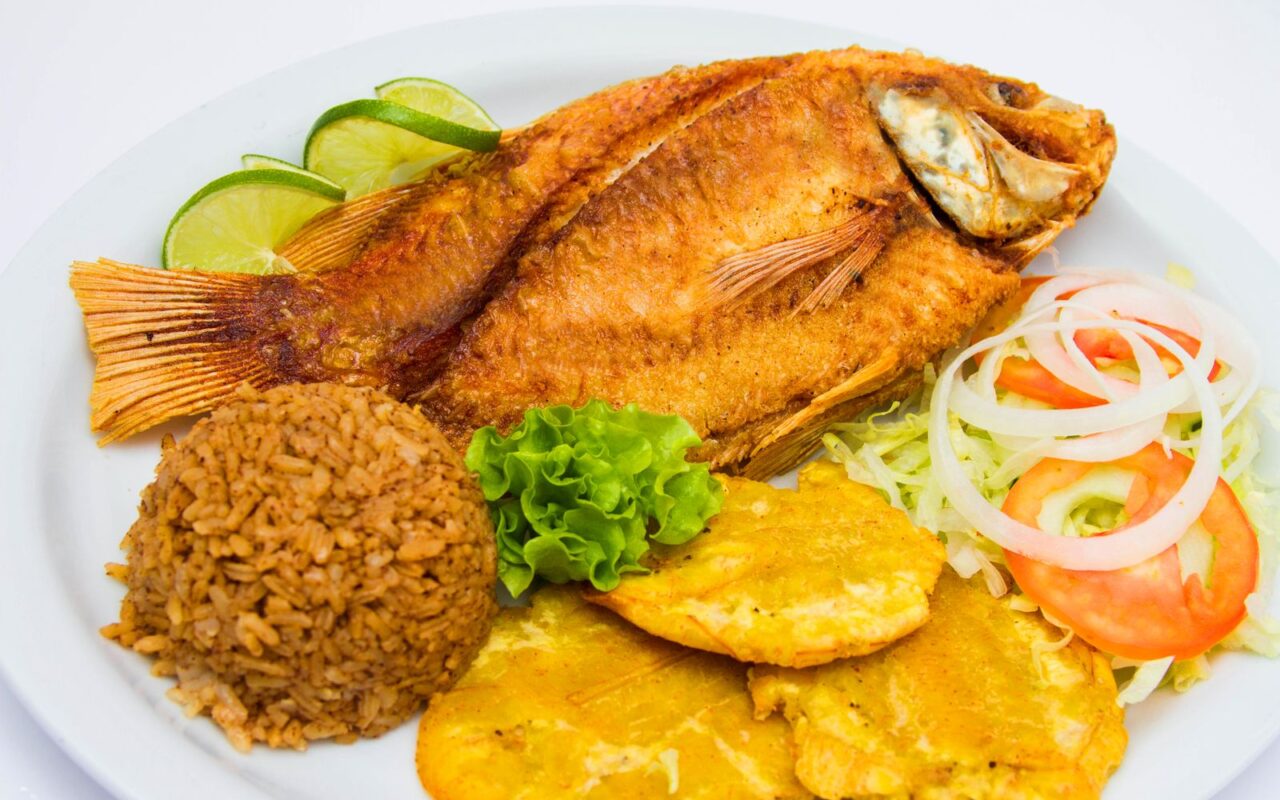Pescado frito con arroz, tostones y ensalada