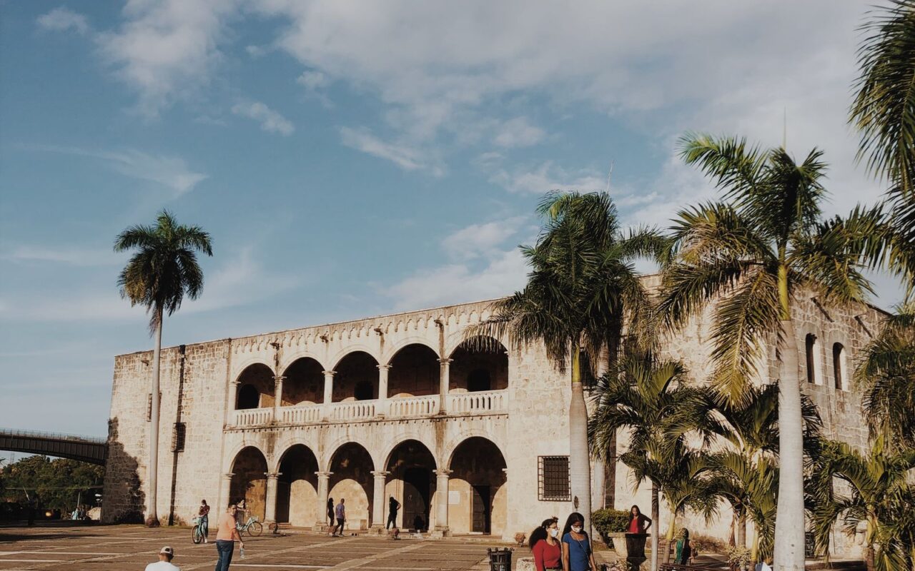 Plaza colonial con palmeras