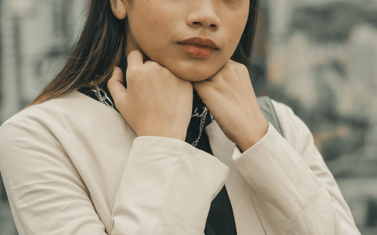 Blazer beige y gafas de sol